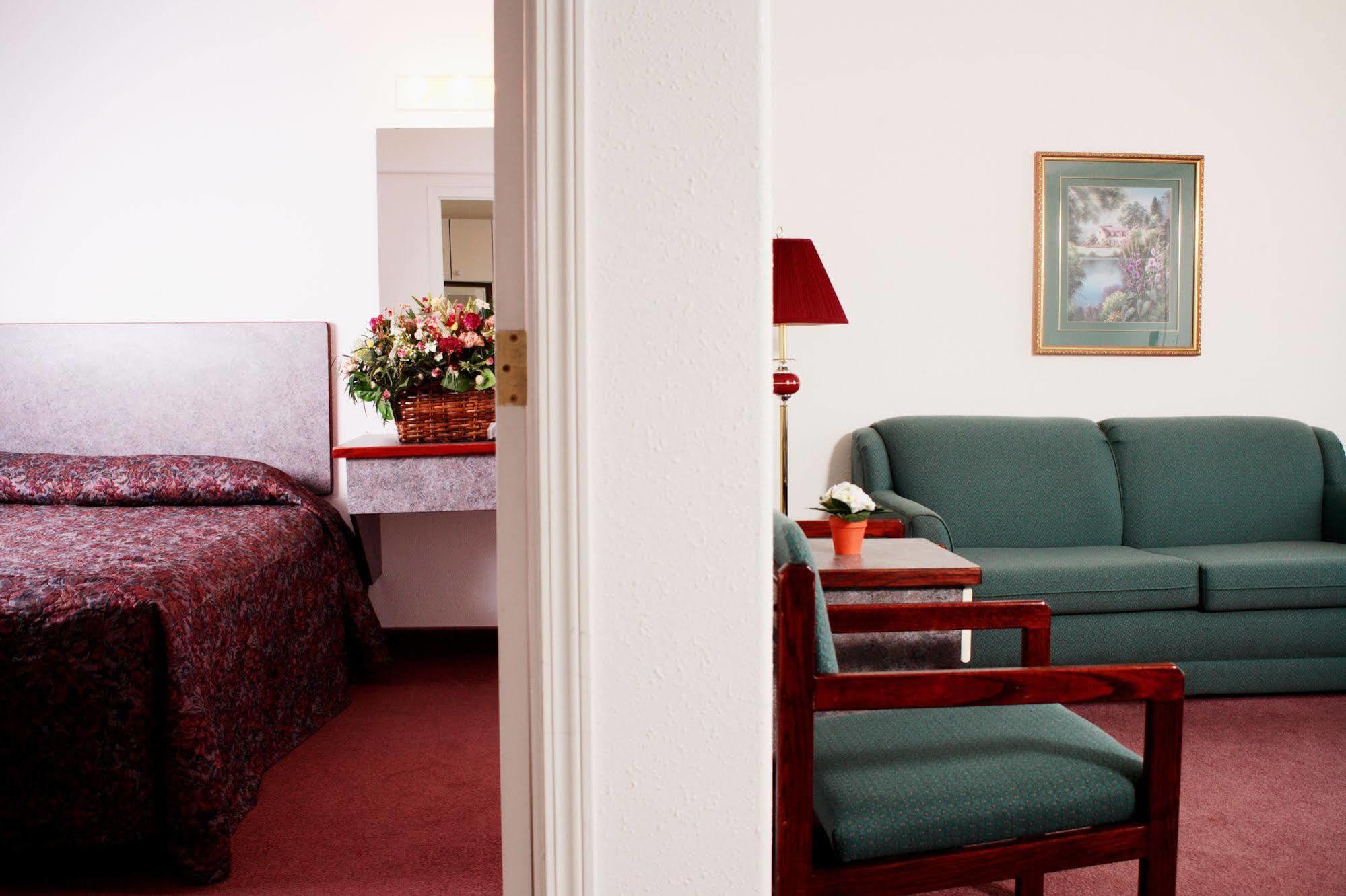 Country Club Inn Lacombe 외부 사진