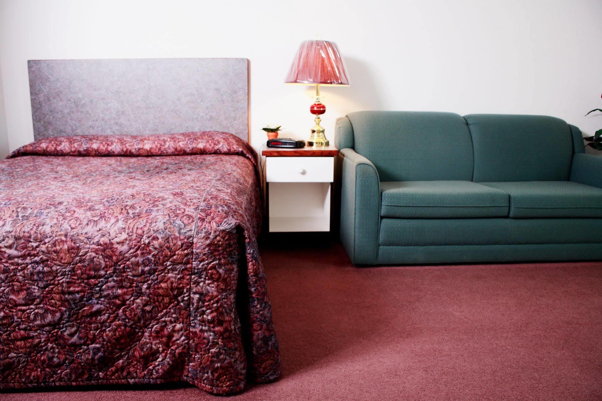 Country Club Inn Lacombe 외부 사진